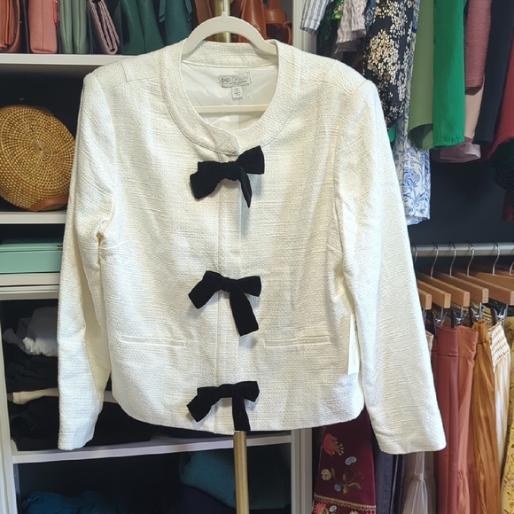 Chic White Jacket with Black Bow Accents - Picture 3 of 11